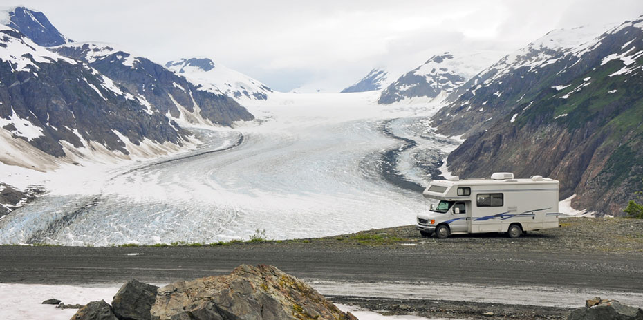 Motorhome vor Gletscher in Alaska